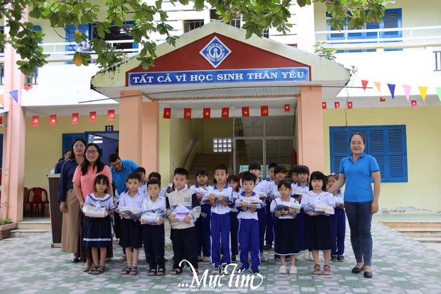 Thảo cầm viên trao quà cho 200 bạn học sinh tỉnh Khánh Hòa sau lũ - Ảnh 2.