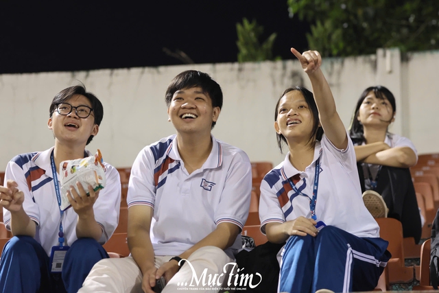 HLV Park Hang Seo 'tái xuất' sân cỏ, cùng dàn tuyển thủ Việt Nam lan tỏa yêu thương- Ảnh 9.