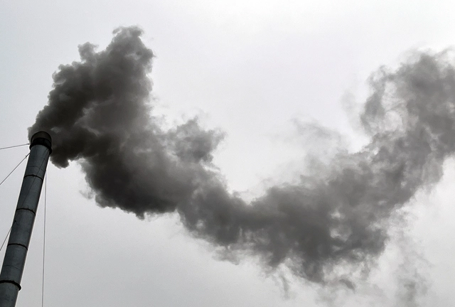 In Hanoi, parents send air purifiers to schools as pollution triggers health warnings - Ảnh 3.