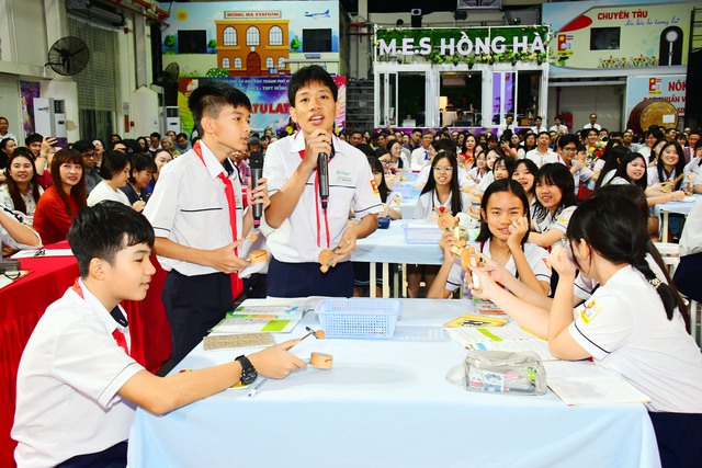 Học trò Trường THCS - THPT Hồng Hà hào hứng trải nghiệm đờn ca tài tử- Ảnh 4.