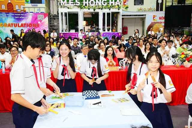 Học trò Trường THCS - THPT Hồng Hà hào hứng trải nghiệm đờn ca tài tử- Ảnh 1.