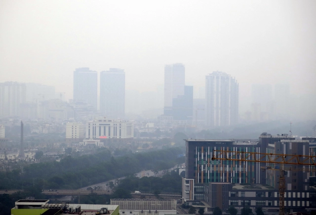 In Hanoi, parents send air purifiers to schools as pollution triggers health warnings - Ảnh 1.