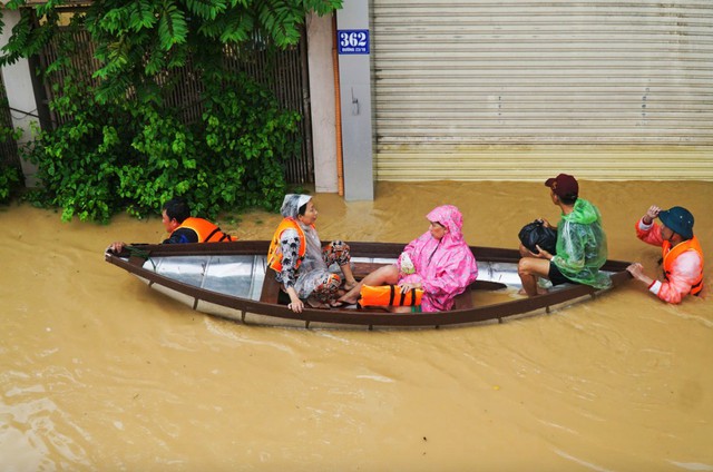 US increases emergency aid to Vietnam to $1.75mn after floods - Ảnh 1.