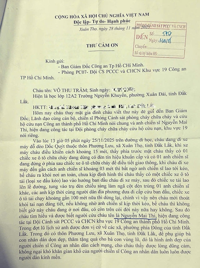 Đi giúp dân vùng lũ, chiến sĩ chữa cháy từ TP.HCM cứu nữ sinh thoát chết trong gang tấc- Ảnh 4.