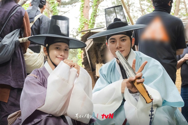 5 cặp đôi gây sốt nhất phim Hàn năm 2025- Ảnh 8. 5 cặp đôi gây sốt nhất phim Hàn năm 2025- Ảnh 8.