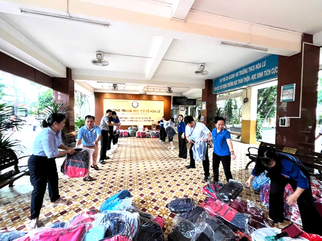 Thầy trò Trường THCS Hoa Lư gửi quà đến bạn bè Khánh Hòa- Ảnh 6. Thầy trò Trường THCS Hoa Lư gửi quà đến bạn bè Khánh Hòa- Ảnh 6.