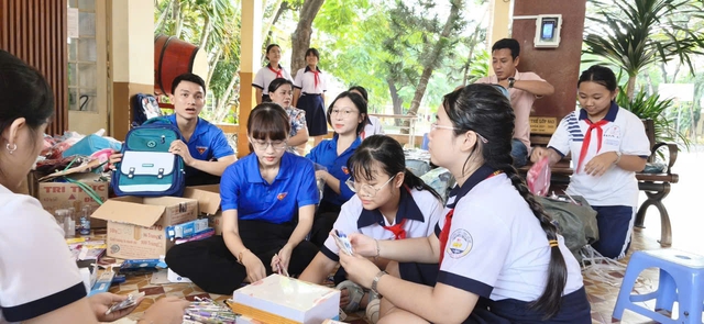 Thầy trò Trường THCS Hoa Lư gửi quà đến bạn bè Khánh Hòa- Ảnh 4. Thầy trò Trường THCS Hoa Lư gửi quà đến bạn bè Khánh Hòa- Ảnh 4.