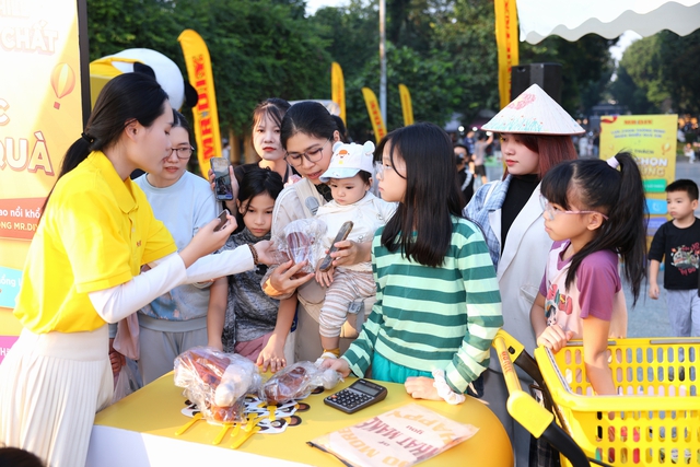 MR.DIY lights up Bay Mau lake with ‘Lượn hồ chill - Deal quà chất” event - Ảnh 1.