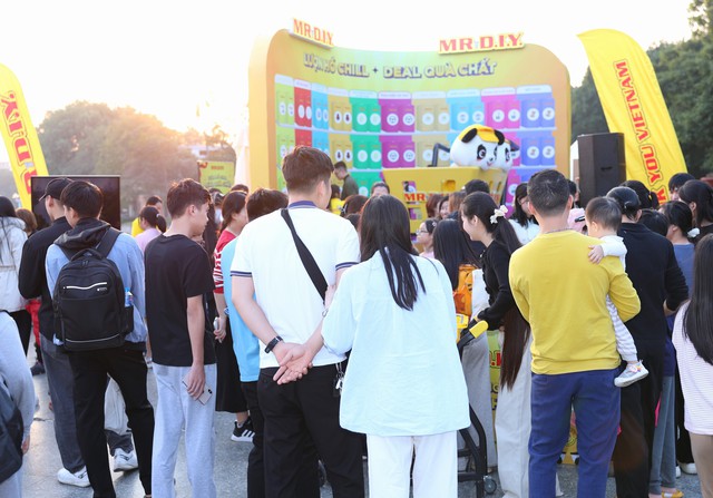 MR.DIY lights up Bay Mau lake with ‘Lượn hồ chill - Deal quà chất” event - Ảnh 2.