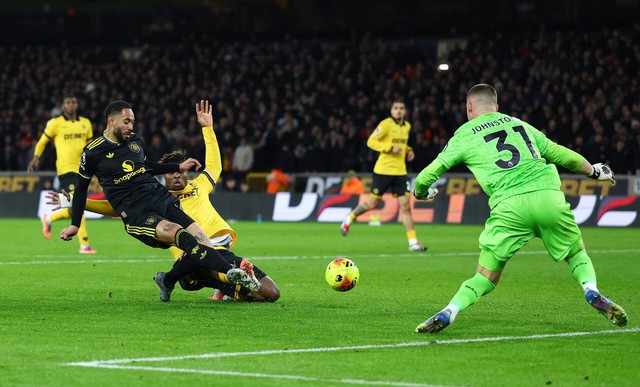 Fernandes double helps Man United to 4-1 win as Wolves' misery continues - Ảnh 3.