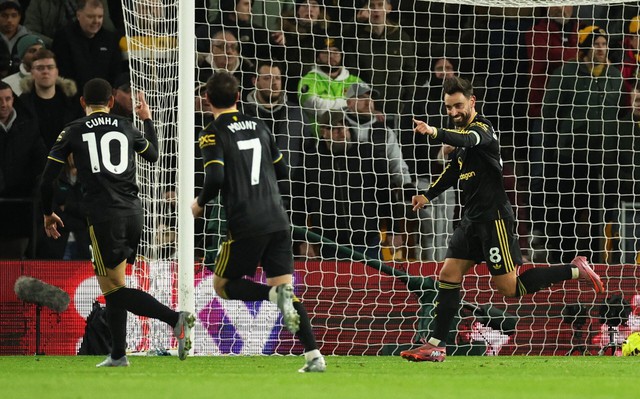 Fernandes double helps Man United to 4-1 win as Wolves' misery continues - Ảnh 1.