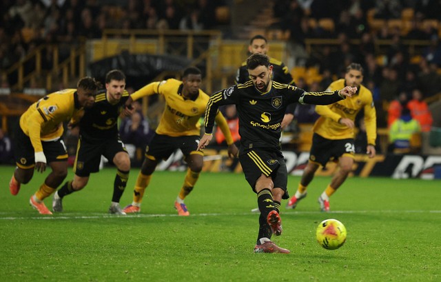 Fernandes double helps Man United to 4-1 win as Wolves' misery continues - Ảnh 4.
