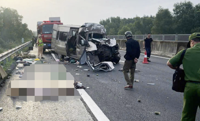 3 killed after passenger van crashes into tractor-trailer in central Vietnam - Ảnh 1.