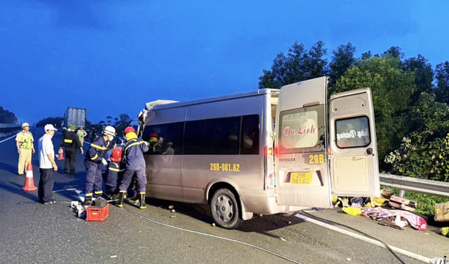 3 killed after passenger van crashes into tractor-trailer in central Vietnam - Ảnh 2.