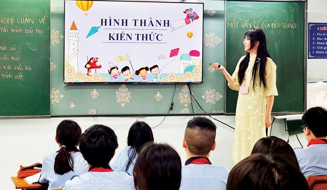Học trò Trường THCS Trần Phú trải nghiệm một ngày làm giáo viên - Ảnh 1.
