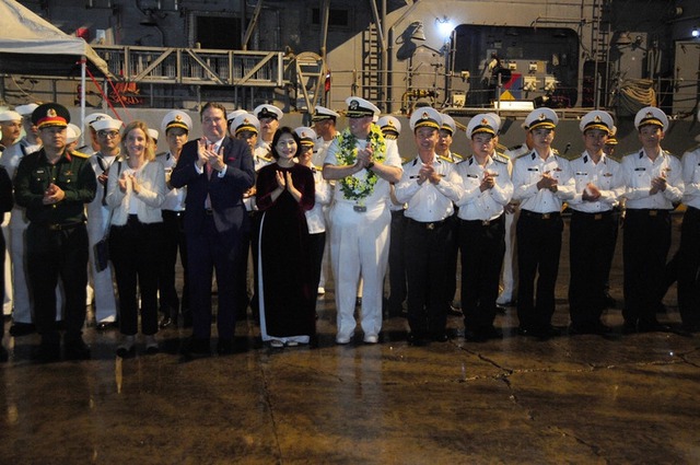 US naval ships begin 4-day friendship visit to Da Nang - Ảnh 1.