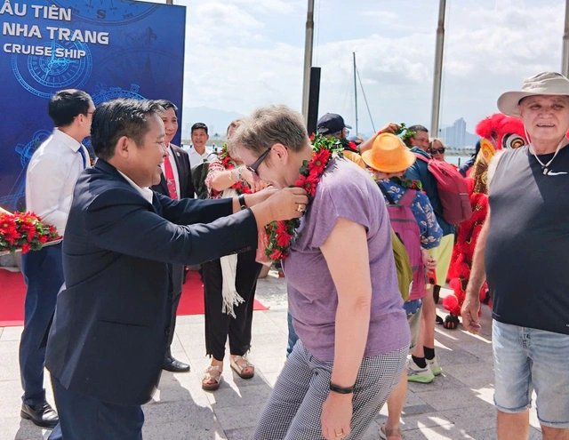 Vietnam’s Nha Trang tourism ramps up for year-end travel despite flood damage - Ảnh 2.