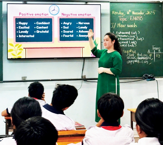 Học trò Trường THCS Trần Phú trải nghiệm một ngày làm giáo viên - Ảnh 4.