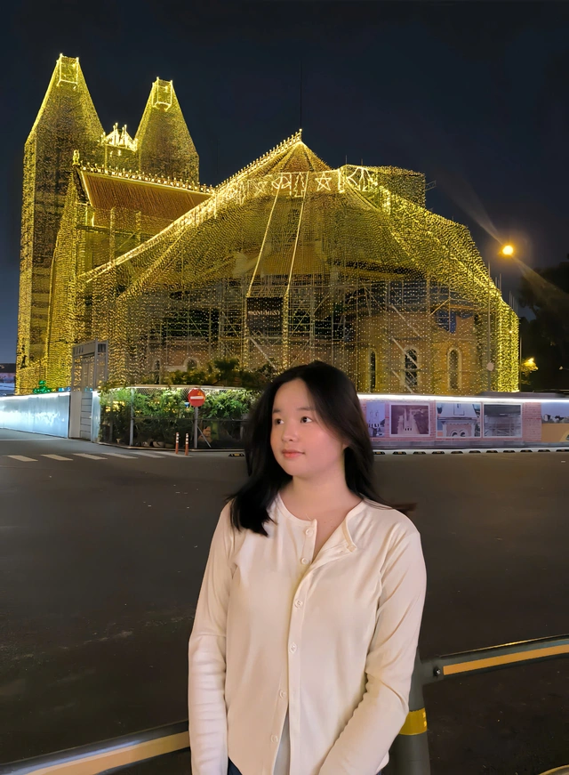 Người trẻ háo hức chờ khoảnh khắc Nhà thờ Đức Bà sáng đèn lúc 18 giờ 45 - Ảnh 2.