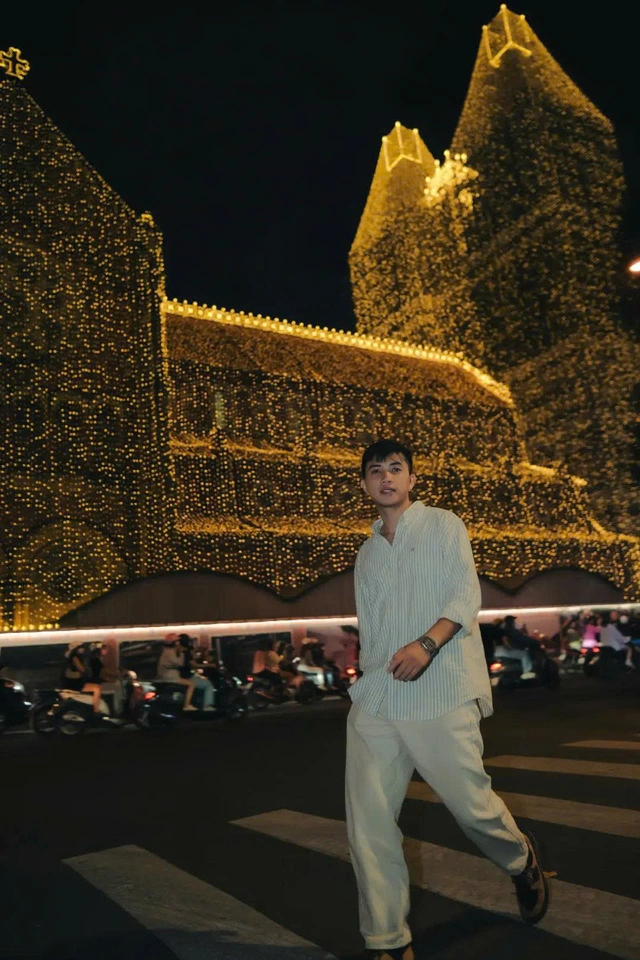 Người trẻ háo hức chờ khoảnh khắc Nhà thờ Đức Bà sáng đèn lúc 18 giờ 45 - Ảnh 1.