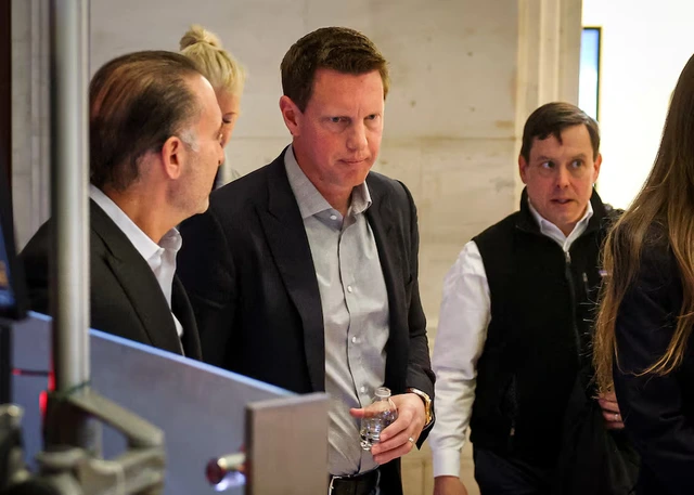 Warner Bros fight heats up with $108 billion hostile bid from Paramount - Ảnh 1. Warner Bros fight heats up with $108 billion hostile bid from Paramount - Ảnh 1.