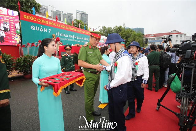 Xúc động khoảnh khắc chia tay tại lễ giao nhận quân năm 2025- Ảnh 5.