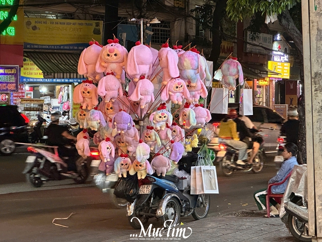 Thị trường quà tặng Valentine 2025: Labubu, Baby Three chiếm sóng- Ảnh 15.