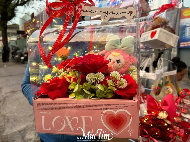 Thị trường quà tặng Valentine 2025: Labubu, Baby Three chiếm sóng- Ảnh 1.