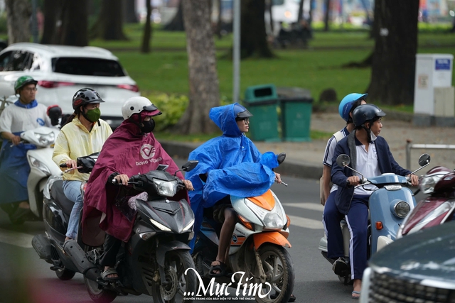 Sáng 13-2, TP.HCM mưa to. Tình hình sẽ còn tiếp diễn trong những ngày tới - Ảnh: VŨ