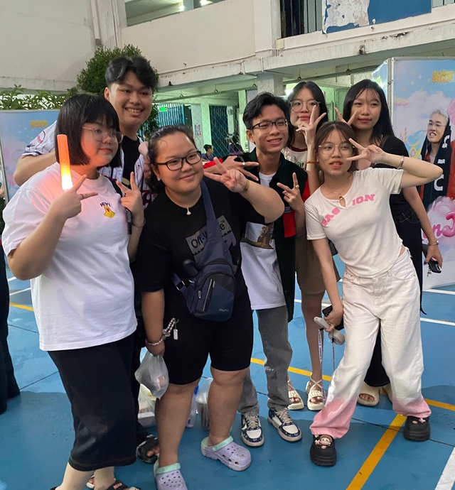 Gần 2.000 teen cháy hết mình trong đêm nhạc Spring & Share của Trường THPT Nguyễn An Ninh- Ảnh 2.