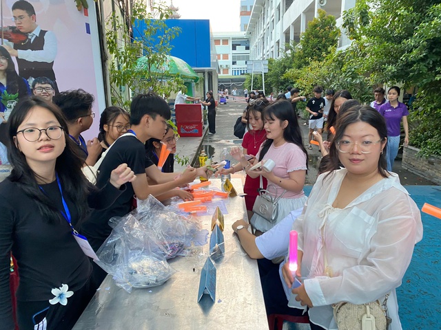 Gần 2.000 teen cháy hết mình trong đêm nhạc Spring & Share của Trường THPT Nguyễn An Ninh- Ảnh 3.