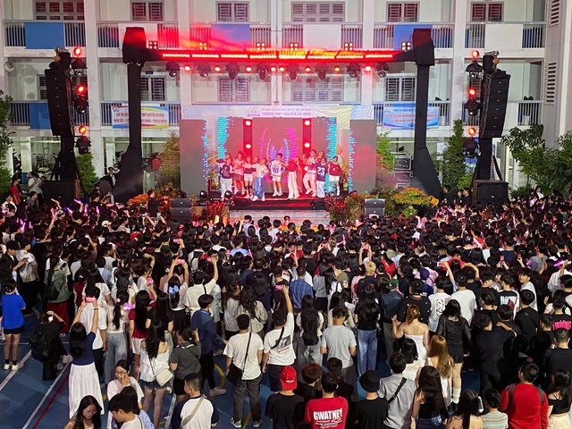 Gần 2.000 teen cháy hết mình trong đêm nhạc Spring & Share của Trường THPT Nguyễn An Ninh- Ảnh 1.