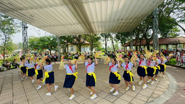 Trường tiểu học Trần Quốc Toản (huyện Bình Chánh) thi Nghi thức Đội - Ảnh: NGUYỄN HƯNG