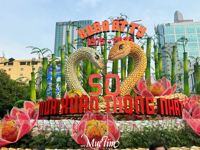 Linh vật rắn tại đường hoa Nguyễn Huệ được giữ lại đến hết tháng 2- Ảnh 2.
