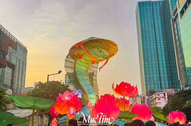 Linh vật rắn tại đường hoa Nguyễn Huệ được giữ lại đến hết tháng 2- Ảnh 4.