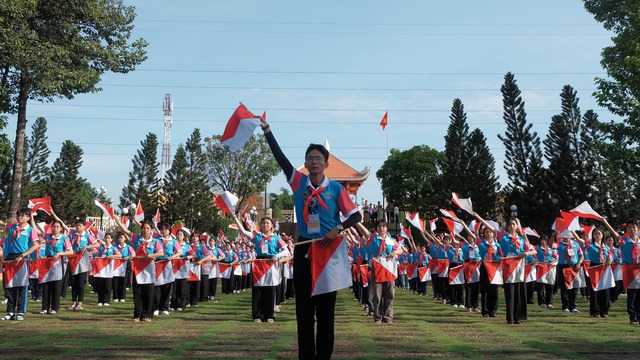 Các thí sinh đồng diễn semaphore - Ảnh: HÀ QUỐC VIỆT