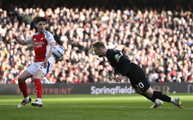 Vòng 26 Giải Ngoại hạng Anh (Premier League): Man United thoát thua kịch tính, Arsenal hụt hơi- Ảnh 3.