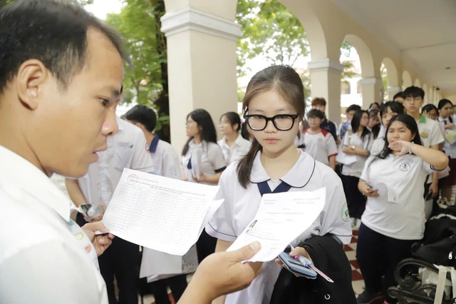 Sáng nay 25-2, gần 7.000 thí sinh tham gia kỳ thi học sinh giỏi lớp 12 tại TP.HCM- Ảnh 2.