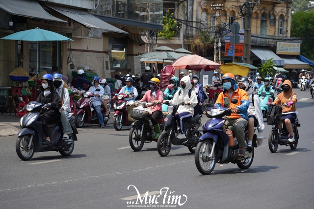 Người dân TP.HCM mệt mỏi vì nắng nóng- Ảnh 1.