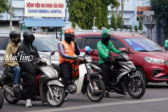 Người dân TP.HCM mệt mỏi vì nắng nóng- Ảnh 8.