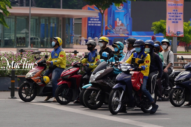 Người dân TP.HCM mệt mỏi vì nắng nóng- Ảnh 9.