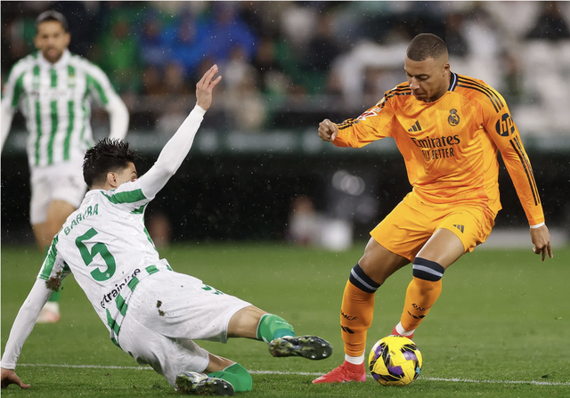 Mbappe bị thay ra sớm trong trận Real Madrid thua Real Betis của Antony- Ảnh 1.