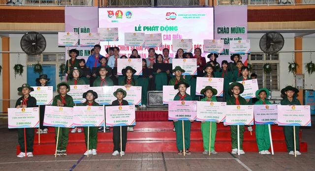 Các liên đội giới thiệu công trình măng non của trường mình - Ảnh: N.HƯNG