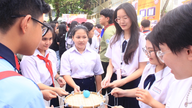 'Phá đảo' mê cung ký tự tại gian tư vấn Trường Trung học Thực hành Sài Gòn ở Ngày hội Tự tin vào lớp 10- Ảnh 1.