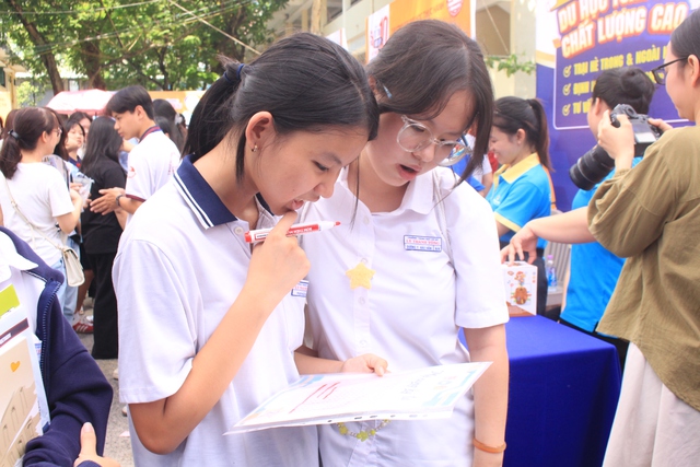 'Phá đảo' mê cung ký tự tại gian tư vấn Trường Trung học Thực hành Sài Gòn ở Ngày hội Tự tin vào lớp 10- Ảnh 2.