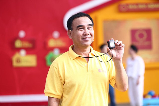 Bị nhà sản xuất Mái ấm gia đình Việt nói 'bội tín', MC Quyền Linh nói gì?- Ảnh 1.