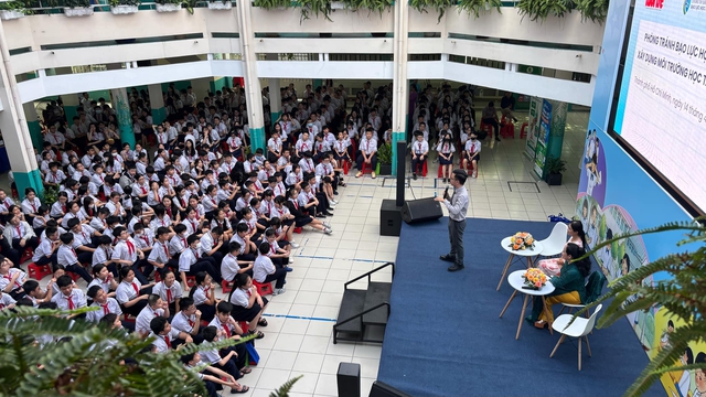 Học trò Trường THCS Nguyễn Du nhận bí quyết ứng phó với bạo lực học đường - Ảnh 2.