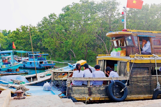 Chòng chành sóng nước Thạnh An - Bài 3: Vượt sóng đến trường- Ảnh 1.