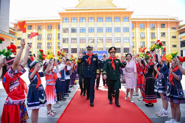 Vietnamese, Chinese defense ministers visit smart border gate in Guangxi - Ảnh 3.