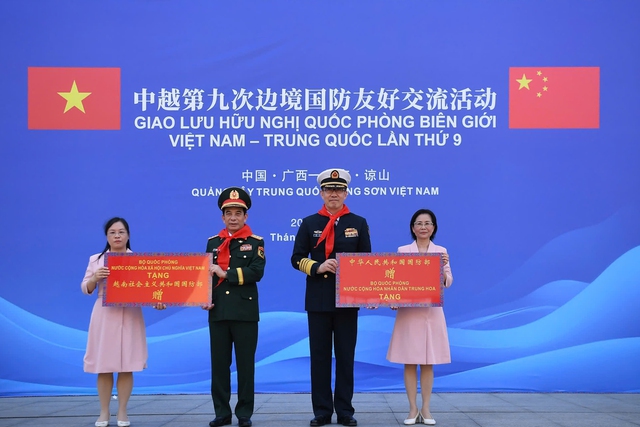 Vietnamese, Chinese defense ministers visit smart border gate in Guangxi - Ảnh 4.